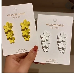 Orecchini a fiore in argento 925 finitura opaca gialla e bianca su carta display