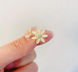 Gros plan détaillé d'une délicate broche fleur en opale avec centre en pierre de zircon
