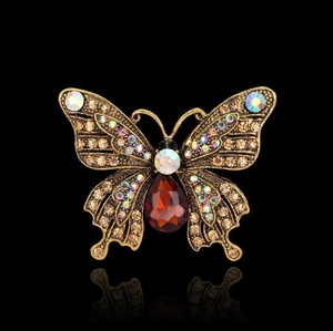 Makroaufnahme der Vintage Schmetterling Brosche mit bunten Kristallen und Steinen