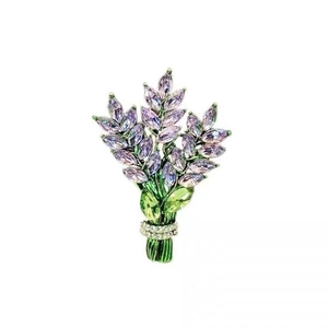 Broche lavande élégante avec cristaux violets marquises et détails scintillants en diamant