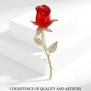 Élégante broche rose rouge avec feuilles dorées et cristaux blancs pour style de mode