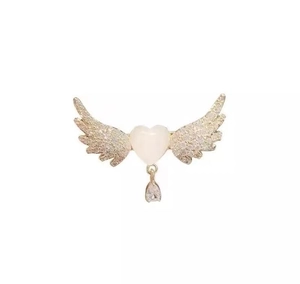 Elegante spilla ad ali di angelo con cuore di opale bianco e ciondolo a nappa lucida