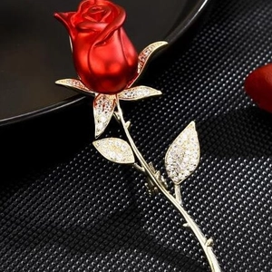 Élégante broche rose rouge et or avec accents de cristal scintillant pour femme
