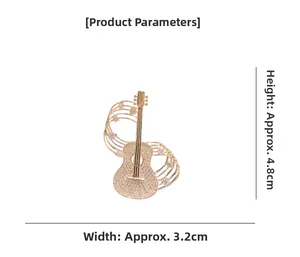 Détail de la broche guitare dorée avec cristaux et dimensions indiquées de 4,8cm x 3,2cm