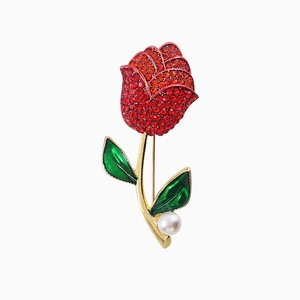 Spilla rosa elegante con cristalli rossi, foglie di smalto verde e perla bianca su lega oro