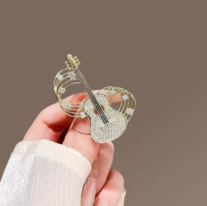Élégante broche guitare dorée avec strass brillants et motif de notes de musique