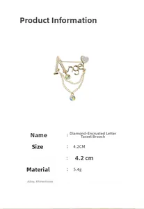 Vue détaillée de la broche Angel dorée avec strass et pendentif en cristal à franges
