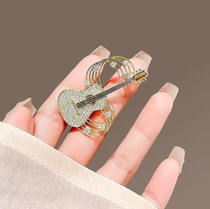 Exquise broche guitare dorée avec strass scintillants pour costumes et accessoires de mode
