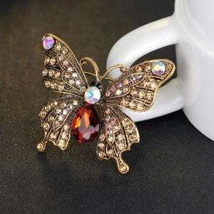 Vintage Schmetterling Brosche in Bronze mit bunten Strasssteinen und großem rotem Kristall
