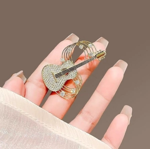 Broche guitare dorée créative avec pavé de cristaux brillants et cordes en métal détaillées