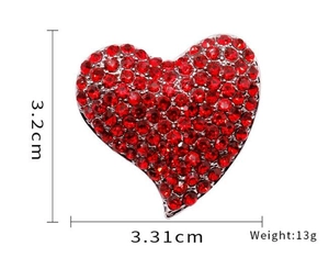 Détail d'une broche cœur rouge avec strass en cristal, taille 3,2 cm x 3,31 cm