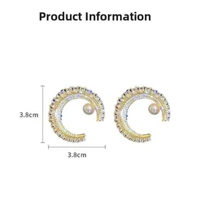 Détail de boucles d'oreilles en C de 3,8 cm en or avec cristaux et perles blanches
