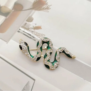 Exquisite Snake Brooch Alloy Rhinestone Green Enamel Animal Lapel Pin For Women Men Suit Accessory Fashion Jewelry Gift