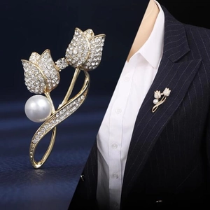 Broche tulpe dorée élégante avec cristaux scintillants et perle pour costumes de femme