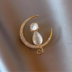 Elegante Spilla Gatto Luna in Lega Con Strass e Pietra Occhio di Gatto Artificiale Oro Galvanico Accessorio Gioielli di Moda Donna