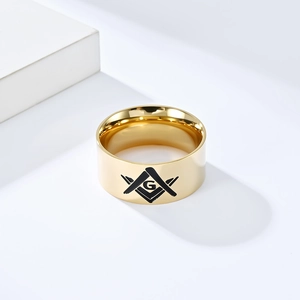 Anillo masónico dorado pulido con grabado del símbolo G y acabado de espejo
