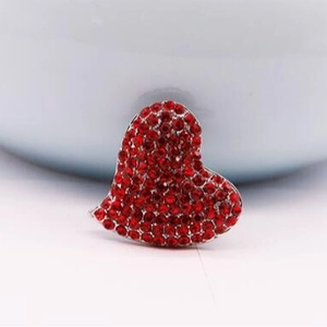 Broche cœur rouge étincelante avec cristaux vibrants sur une base en métal argent