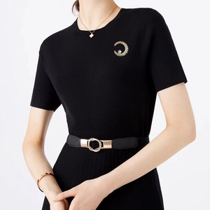Élégante broche lune en perles avec cristaux sertis sur un vêtement en maille noir
