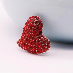 Broche cœur rouge étincelante avec base en métal argenté et strass pour femmes