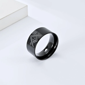Anillo masónico de acero inoxidable negro pulido con símbolo de escuadra y compás G en blanco