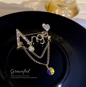 Broche lettre Angel dorée avec strass scintillants et un pendentif coeur cristal