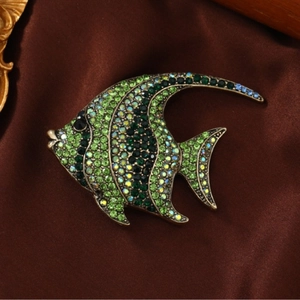 Eleganter Tropenfisch-Brosche mit grünen Strasssteinen auf Vintage-Gold-Metall