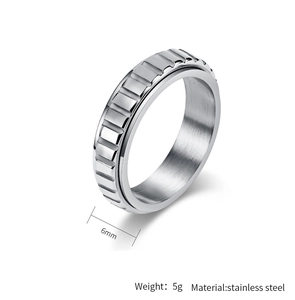 Détail d'une bague tournante en acier brossé de 6mm avec rainures extérieures texturées