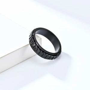 Détail macro de la bague rotative noire industrielle avec motif d'engrenage et fini mat