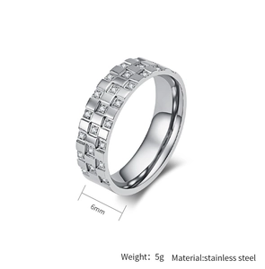 Vue détaillée d'une bague en acier inoxydable de 6mm avec motif damier et zircons