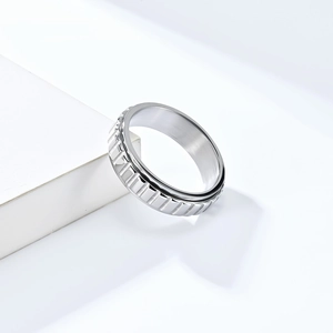 Vue détaillée de la bague rotative en argent avec texture industrielle et rainures verticales