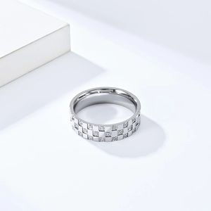 Détail de la bague en acier titane à motif damier sertie de zircons étincelants