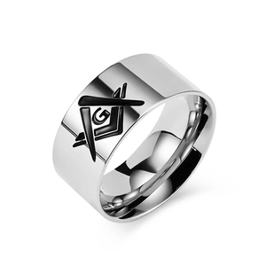 Anillo masónico de acero inoxidable pulido con logotipo negro de compás y escuadra