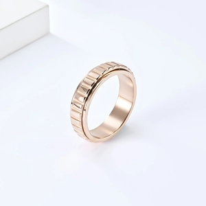 Bague neutre rotative avec texture d'engrenage industriel en finition or rose