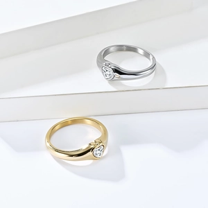 Minimalist stainless steel ring with heart-shaped zircon in gold and silver finishes