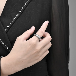 Bague rotative unisexe en acier inoxydable avec émail noir portée à l'index
