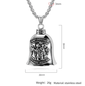 Vue détaillée du pendentif cloche Saint Christophe en acier inoxydable de 36mm x 26mm