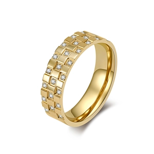 Bague en acier inoxydable doré à motif damier sertie de petits oxydes de zirconium