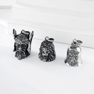 Vue détaillée de pendentifs clochettes vintage Viking et tête de lion en acier