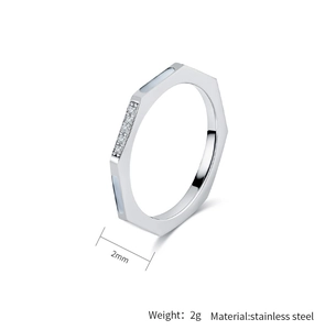 Détail de la bague en acier inoxydable de 2mm avec zircons et incrustation de nacre