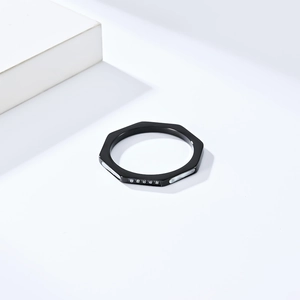 Détail d'une bague octogonale noire avec cinq diamants et incrustation de nacre blanche