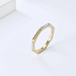 Bague hexagonale géométrique dorée minimaliste avec incrustation nacre et détails brillants