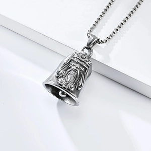Vue détaillée du pendentif cloche Viking Odin argenté avec relief sculpté complexe