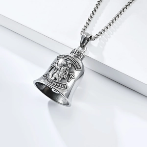 Détail du pendentif cloche Saint Christophe avec gravure Bonne Route et chaîne box