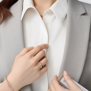 Bague géométrique argentée minimaliste avec surface lisse montrée sur le doigt du modèle