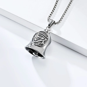 Vue détaillée du pendentif cloche argenté avec relief Œil d'Horus et chaîne maille vénitienne