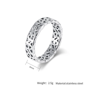 Détail d'une bague nœud viking de 6 mm en acier inoxydable avec motifs géométriques