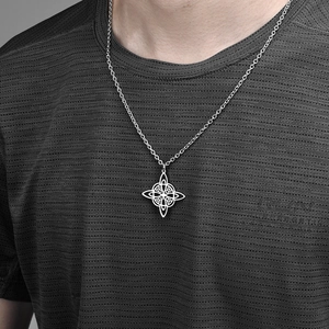 Keltische knoop ketting van roestvrij staal op grijs shirt voor een minimalistische look