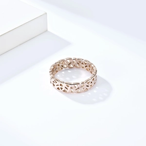 Bague Viking en acier or rose avec motif nœud celtique évidé sur fond blanc minimaliste