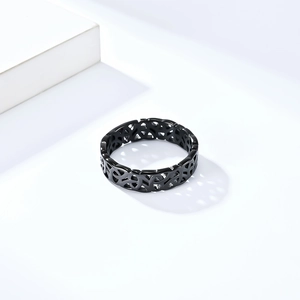 Bague Viking Valknut en acier titane noir avec motifs celtiques ajourés sur fond blanc
