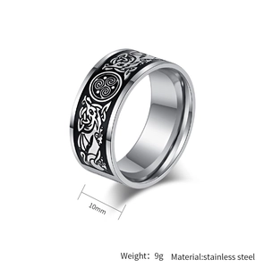 Detail van 10mm brede roestvrijstalen ring met Noorse draak en Keltische knoop